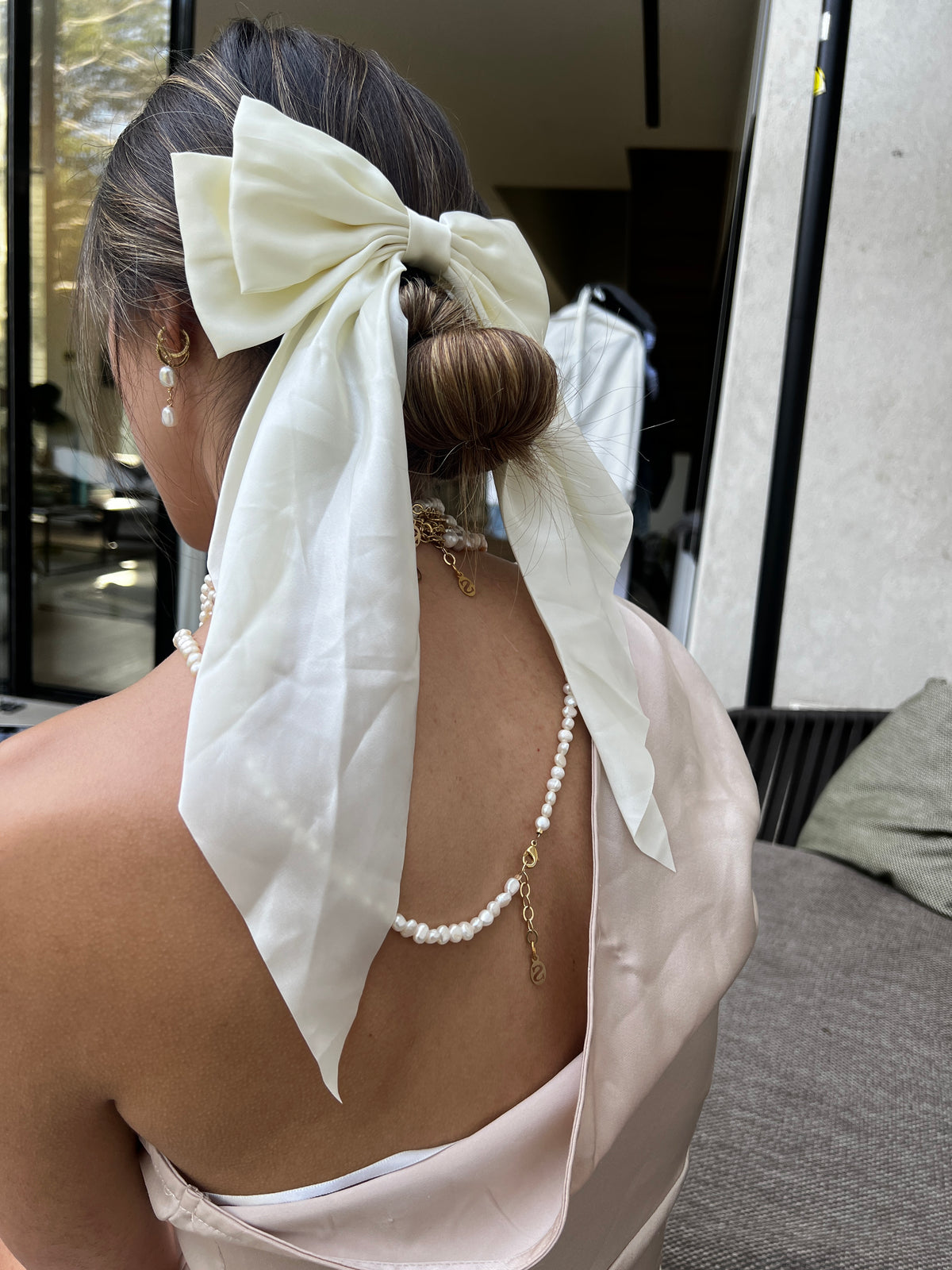 Cream Bow-Tie Hair Pin