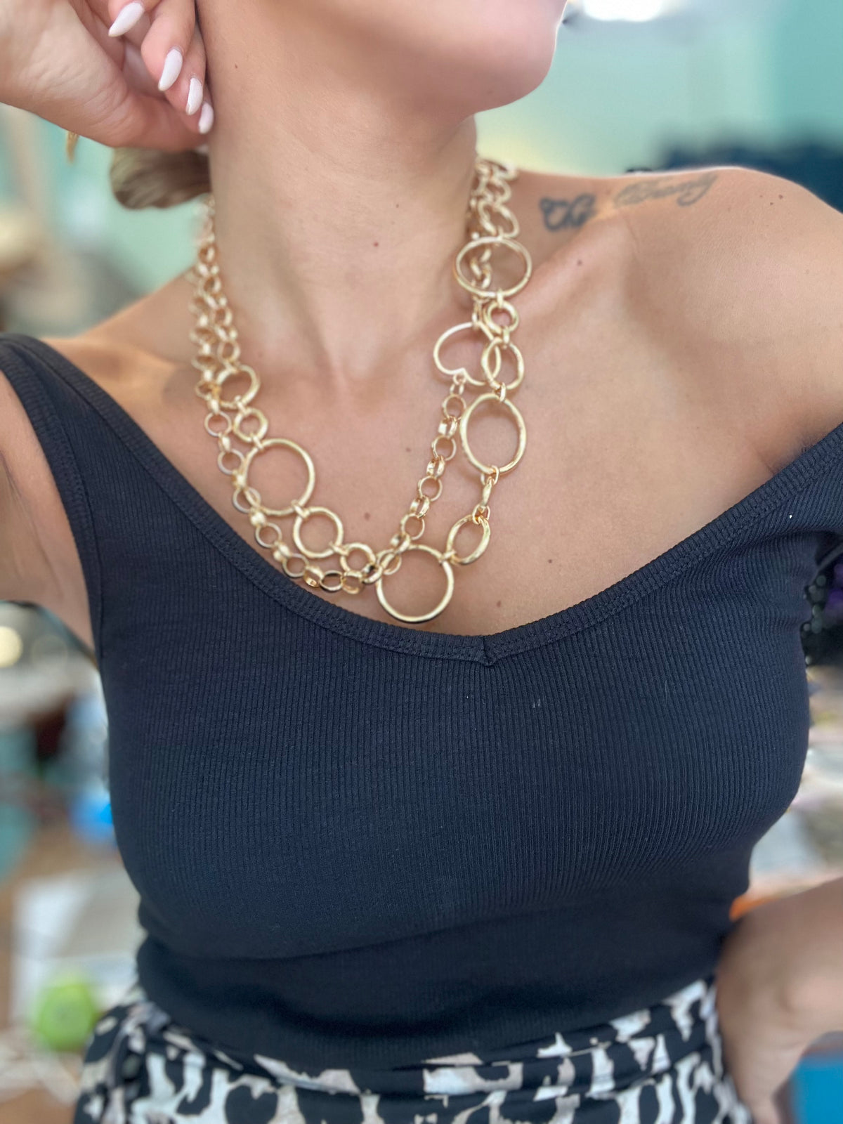 A gold circle belt can also be used as a necklace