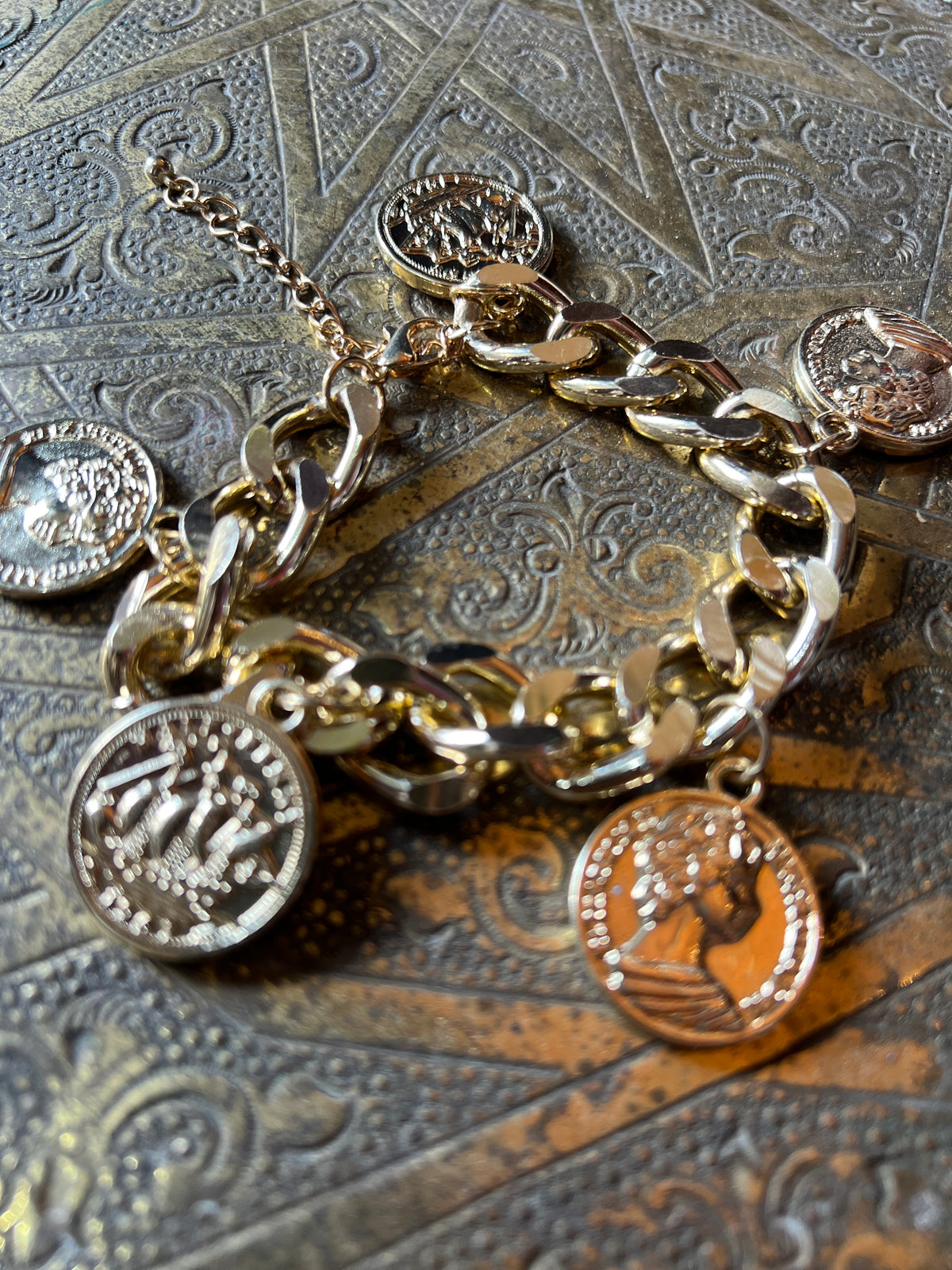 Gold plated gourmet bracelet combined with coins