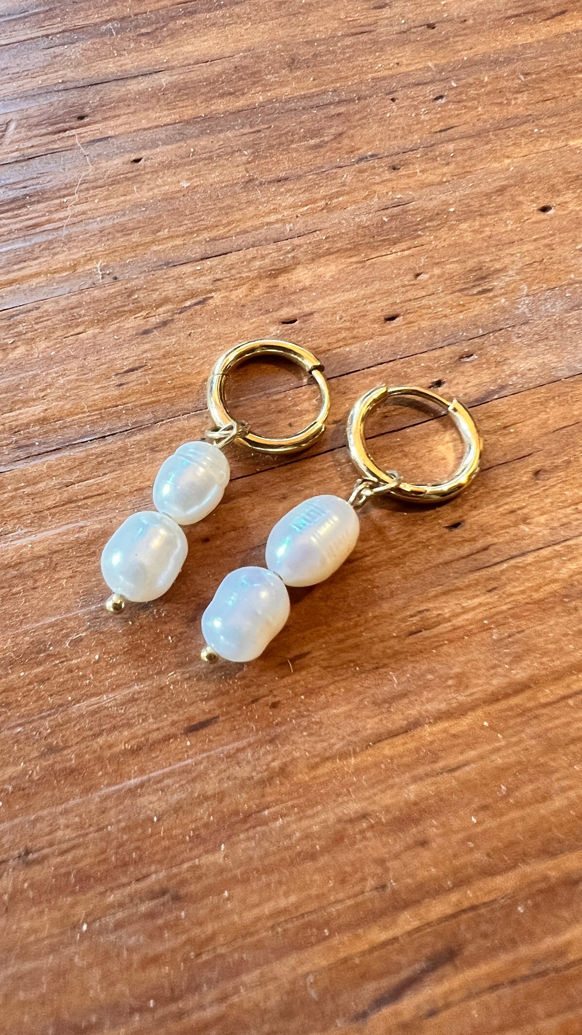 Gold earring combined with pearls