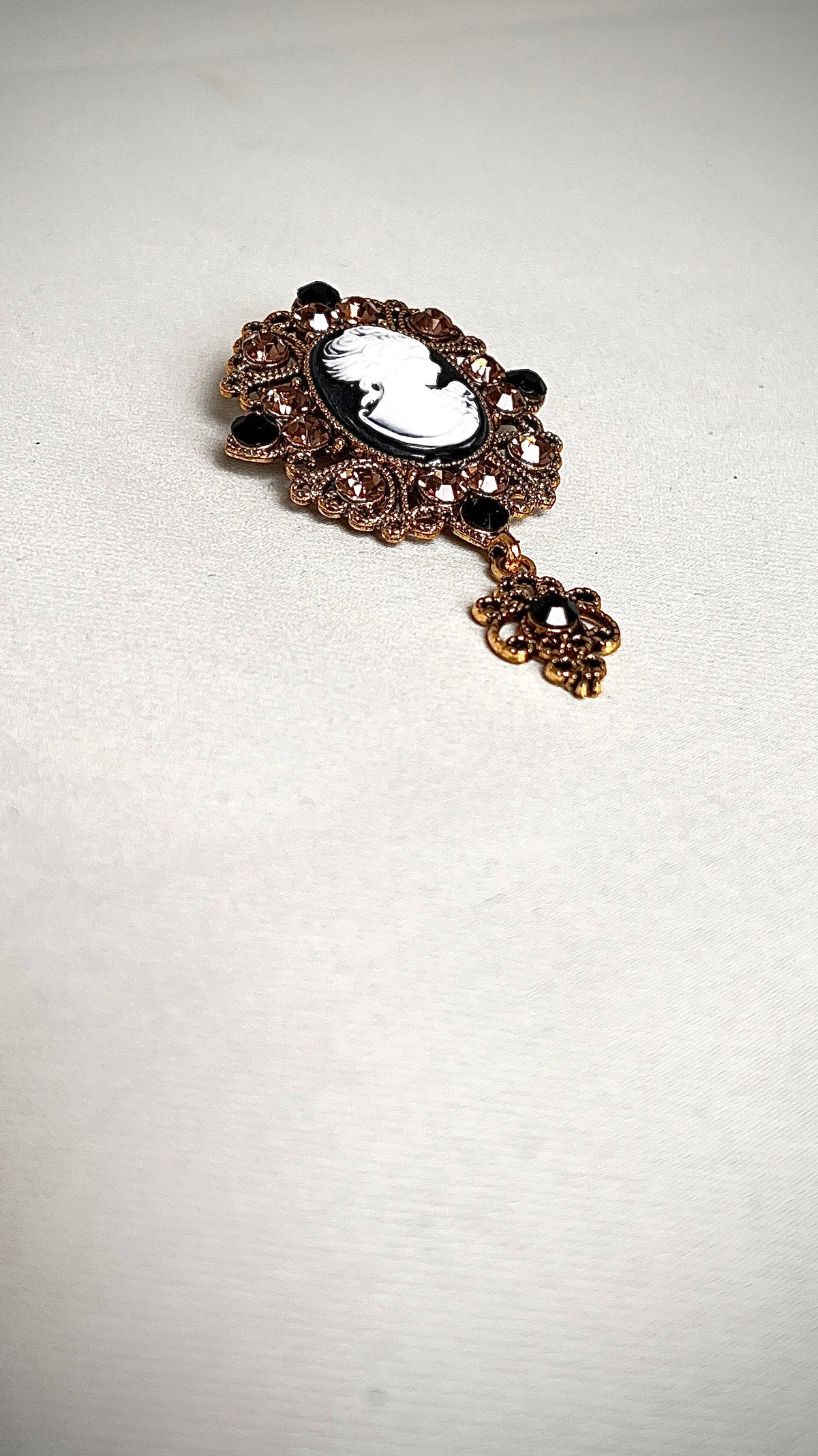 Woman's face retro pin