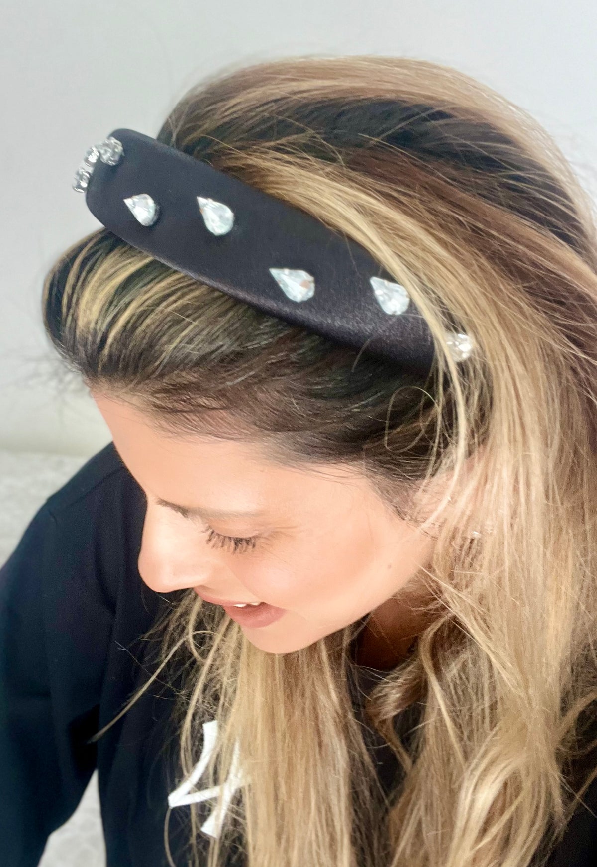 קשת זרקונים שחורה בעבודת יד