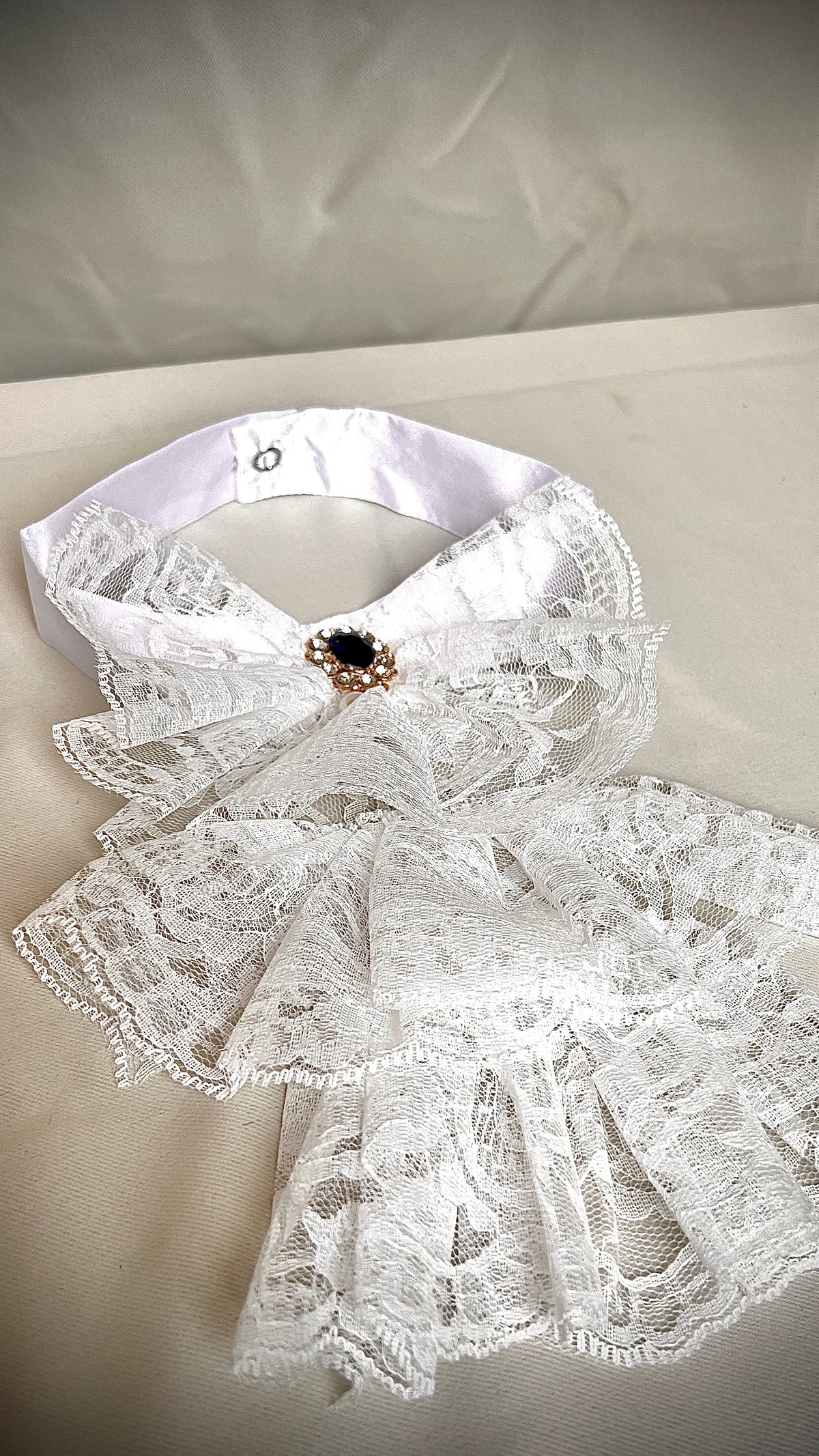 Louie lace bow tie in a retro design