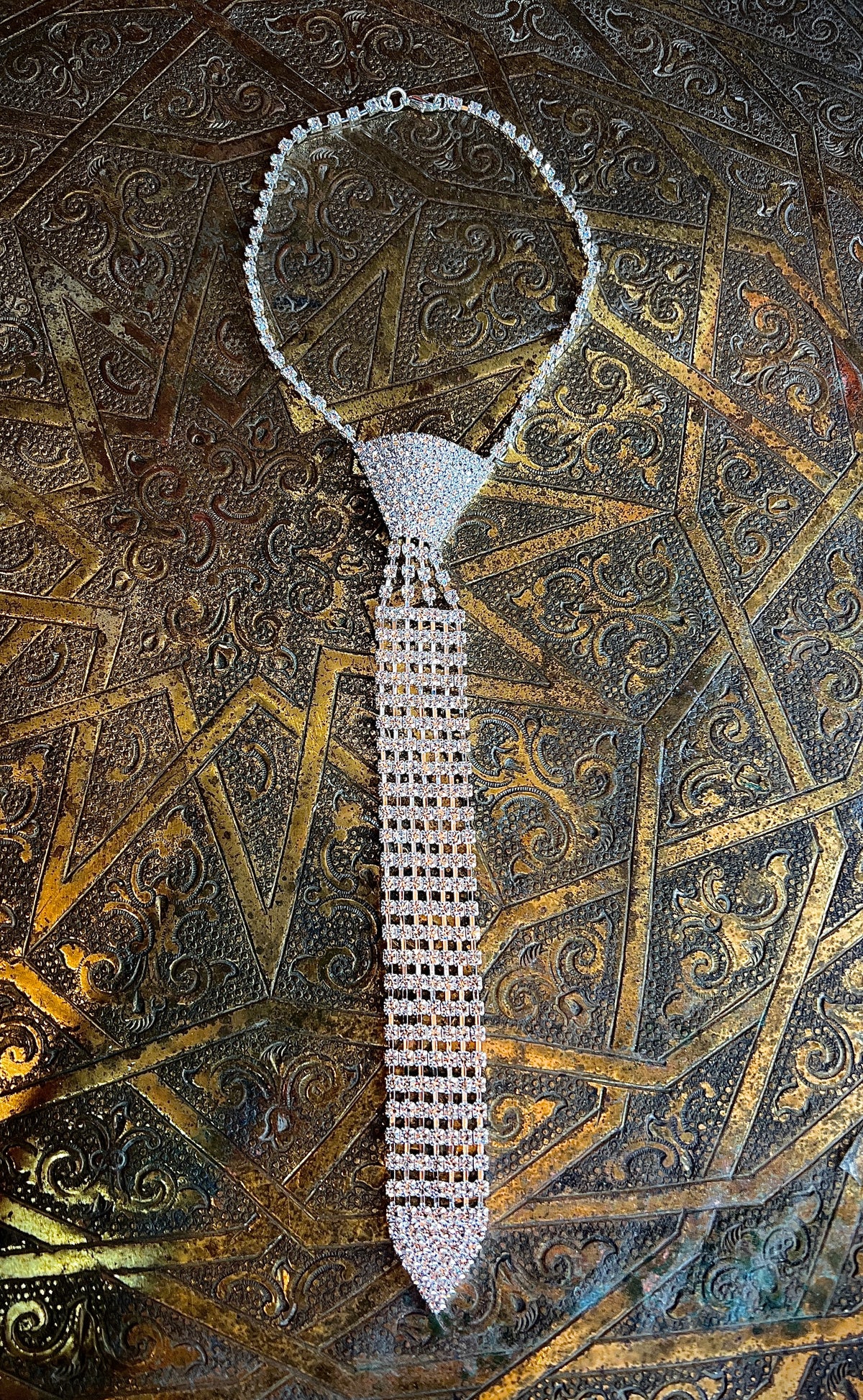 A chain tie made of stones