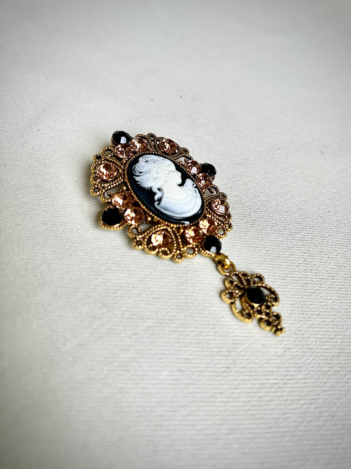 Woman's face retro pin