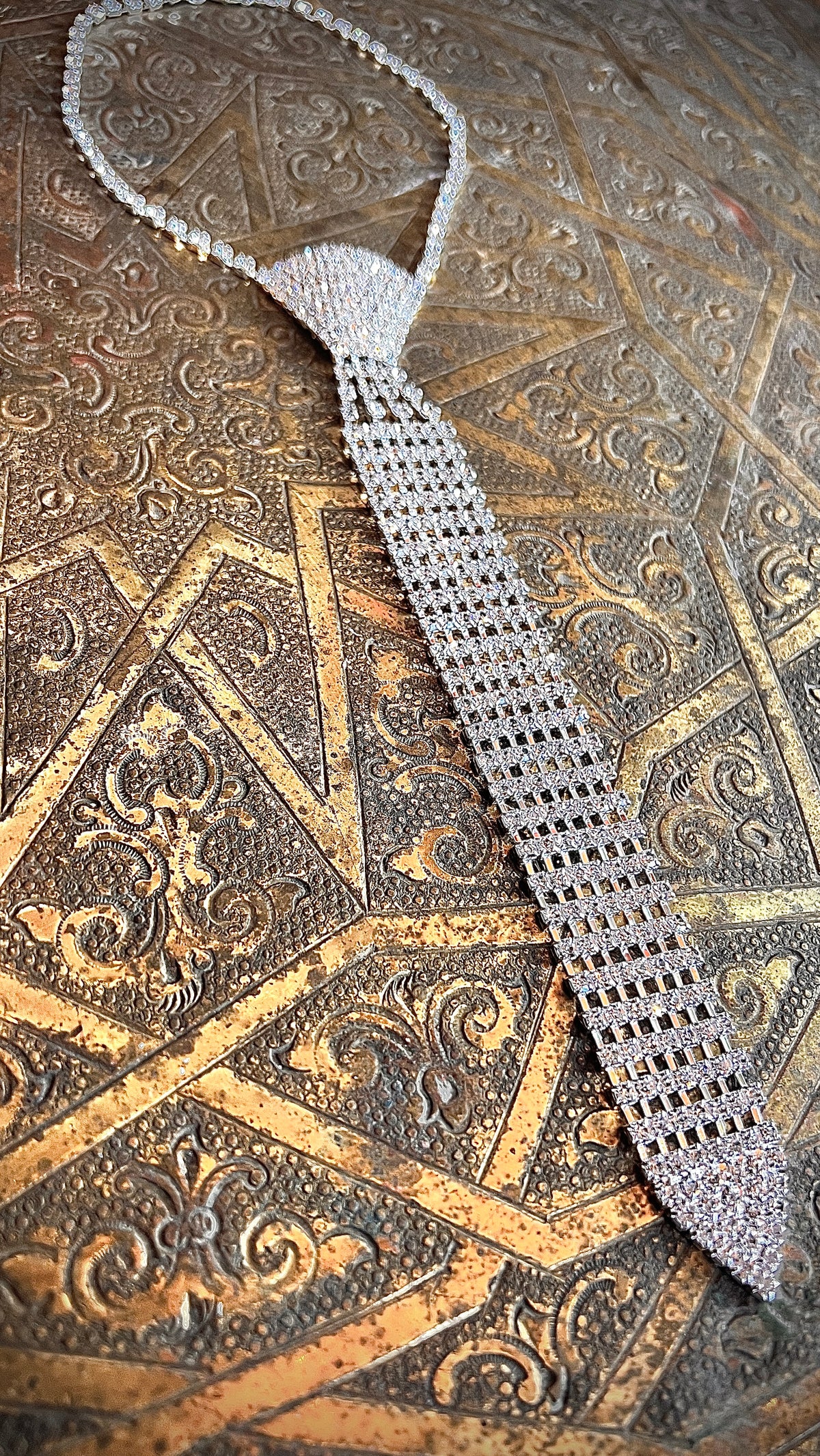 A chain tie made of stones