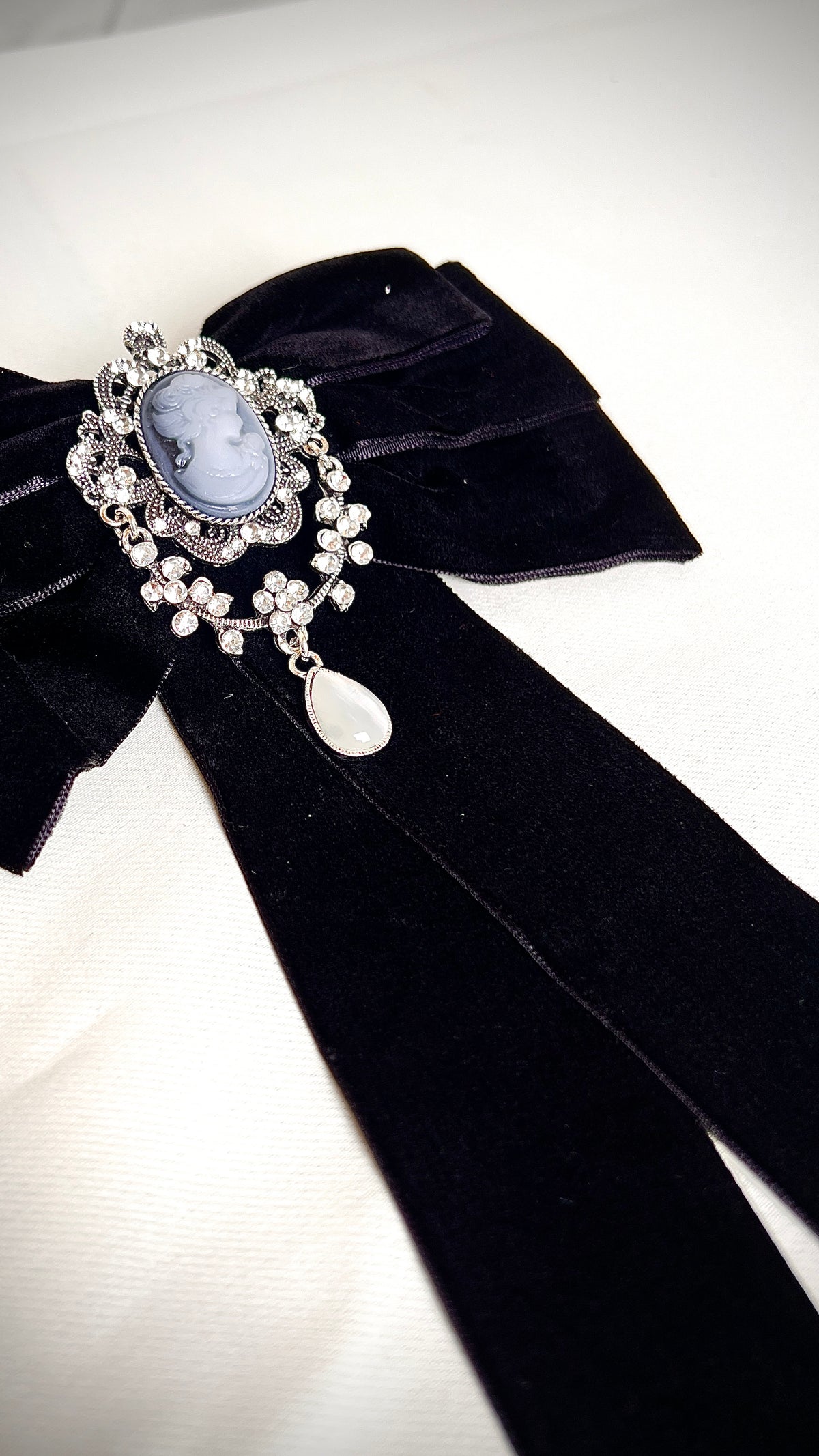 Velvet hairpin in a retro design