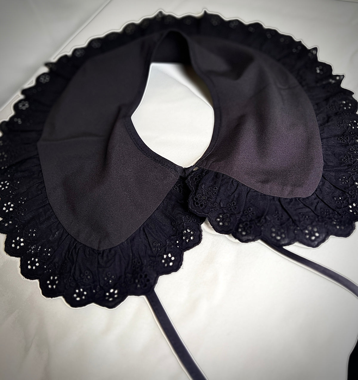 Black collar for a retro design garment