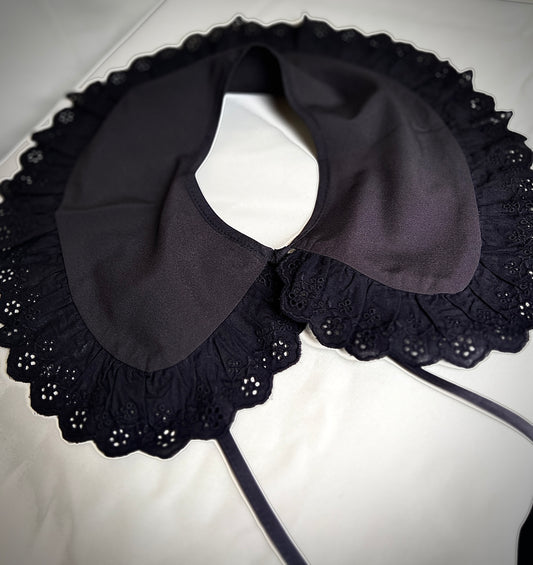 Black collar for a retro design garment