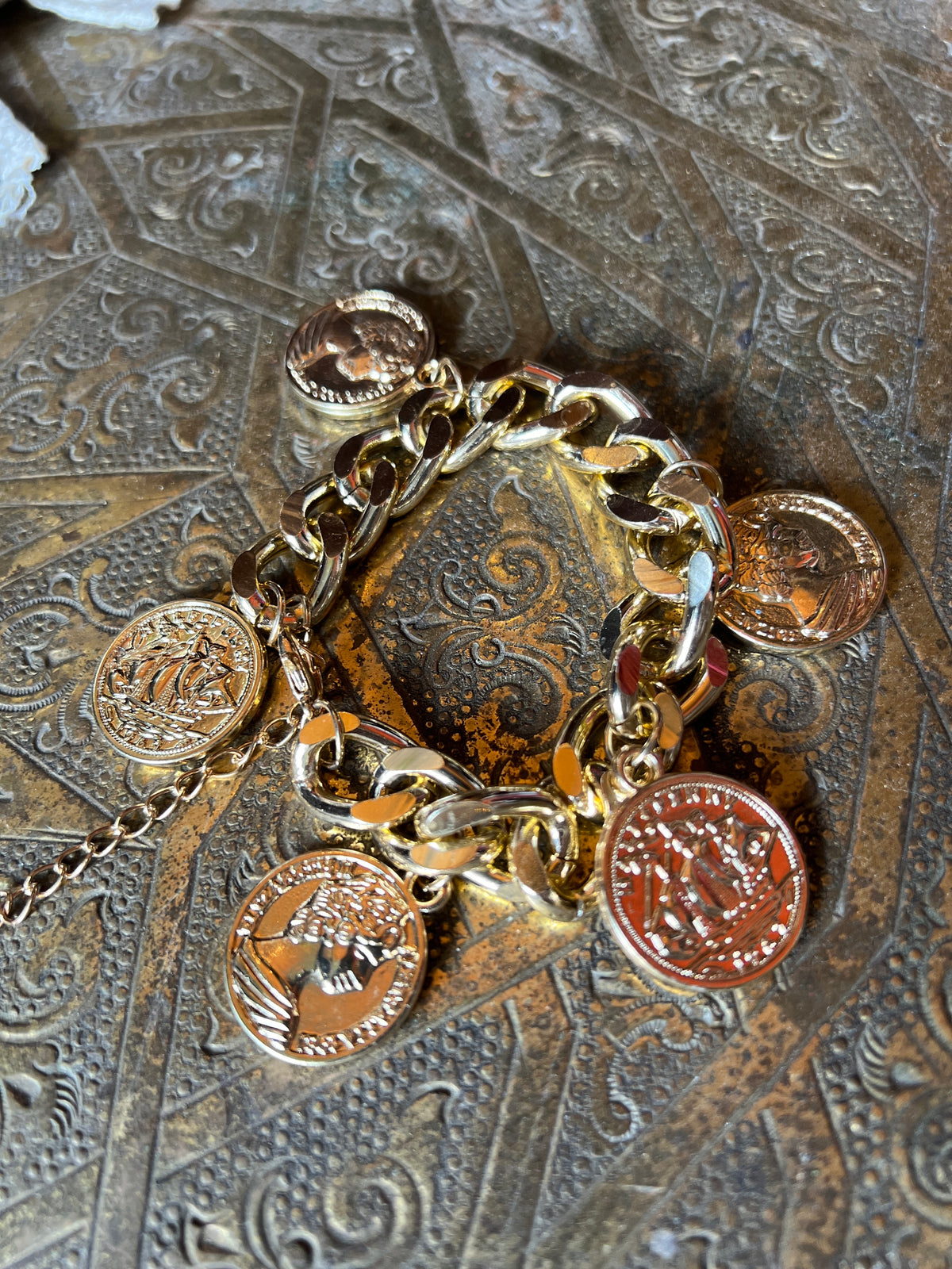 Gold plated gourmet bracelet combined with coins