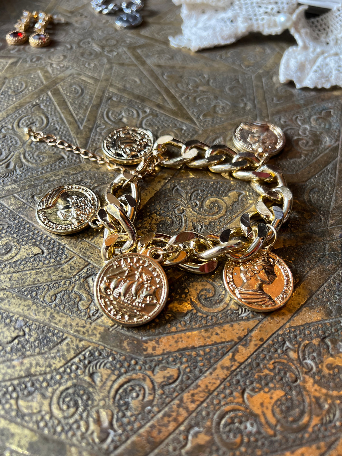 Gold plated gourmet bracelet combined with coins
