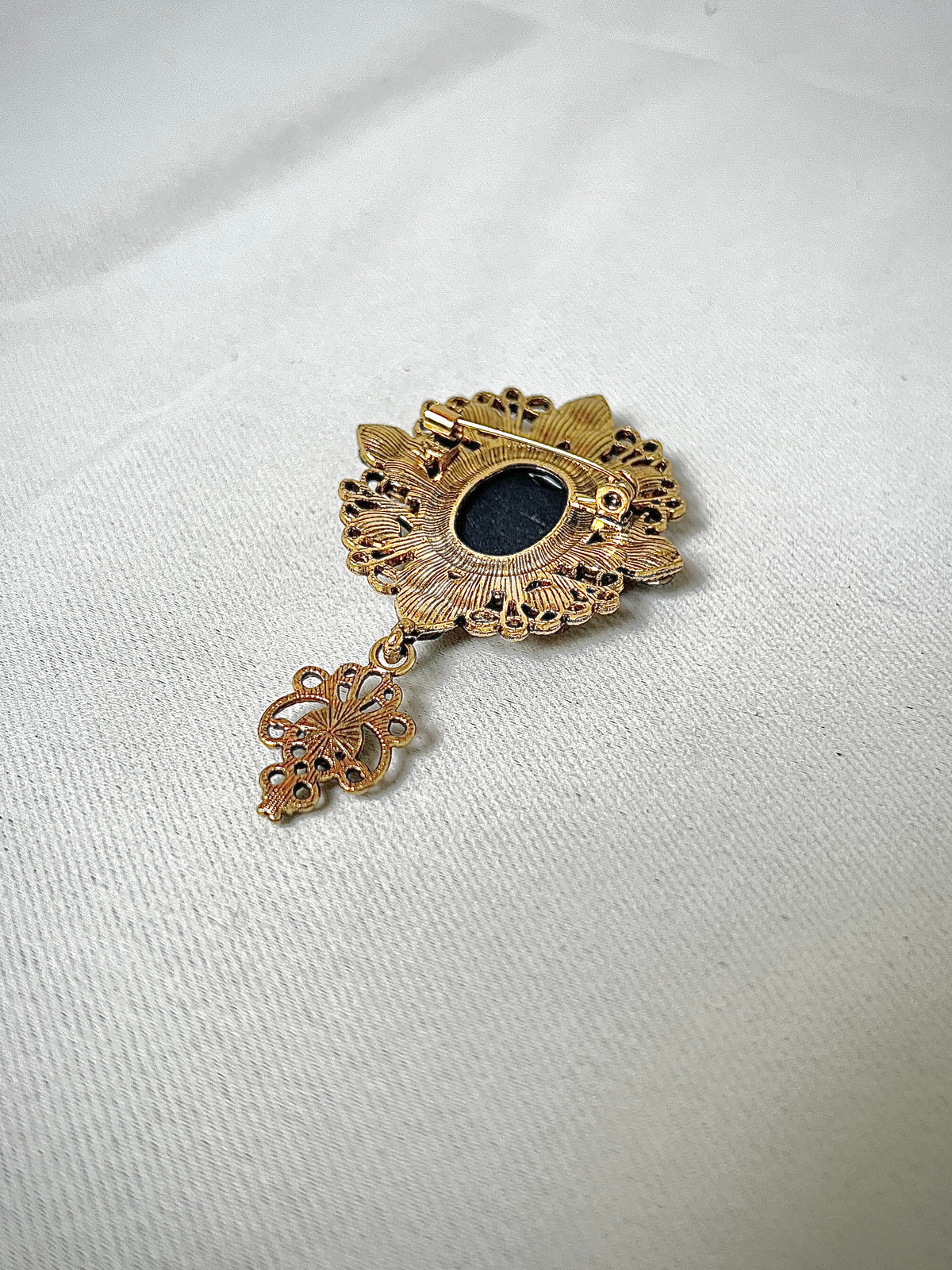 Woman's face retro pin