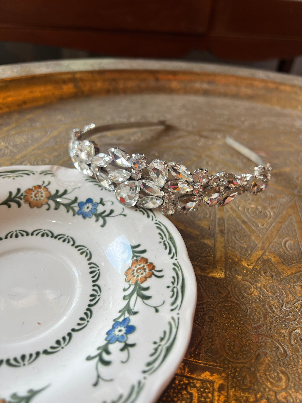 A thin bow made entirely of Swarovski stones