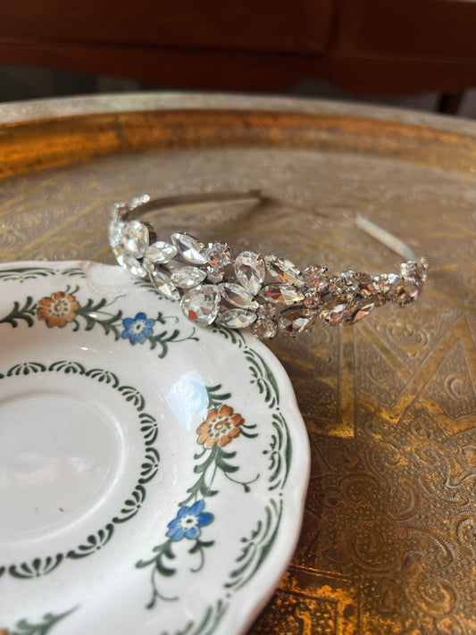 A thin bow made entirely of Swarovski stones
