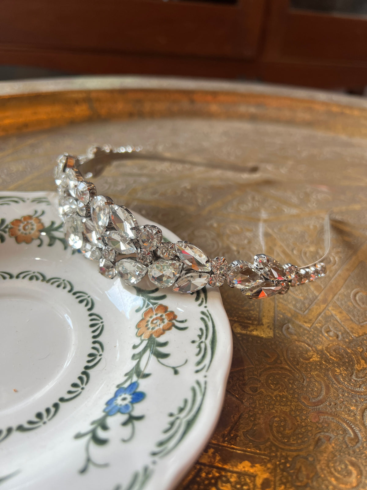A thin bow made entirely of Swarovski stones