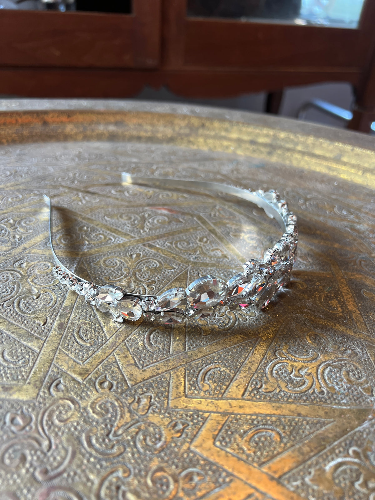 A thin bow made entirely of Swarovski stones