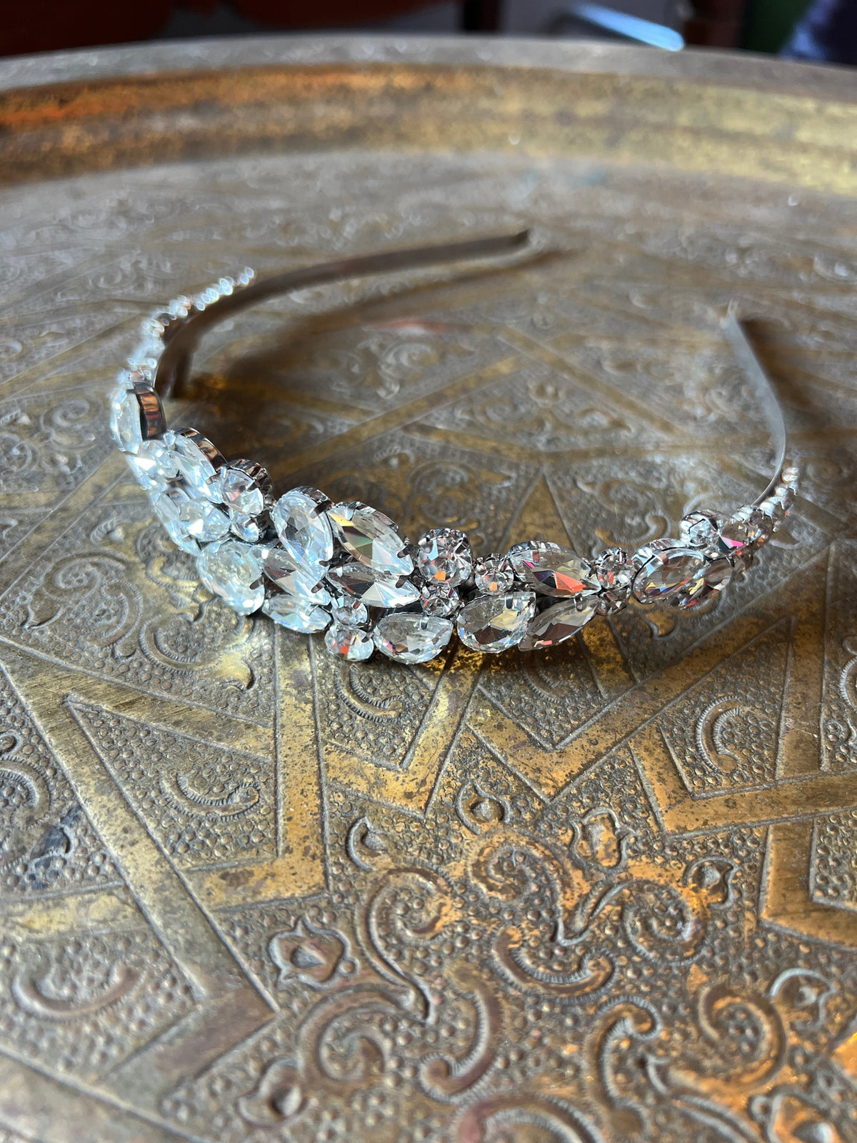 A thin bow made entirely of Swarovski stones