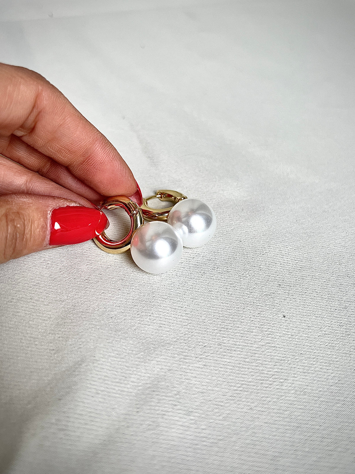 Pearl earrings in a retro design