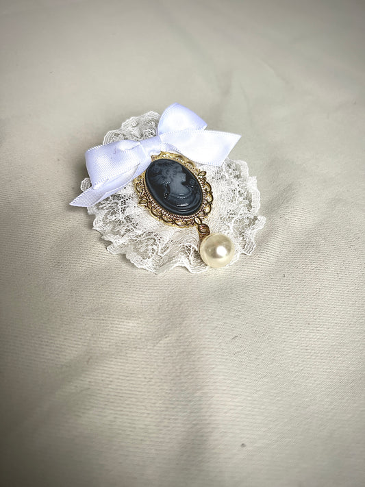 Bow tie pin for a retro design garment