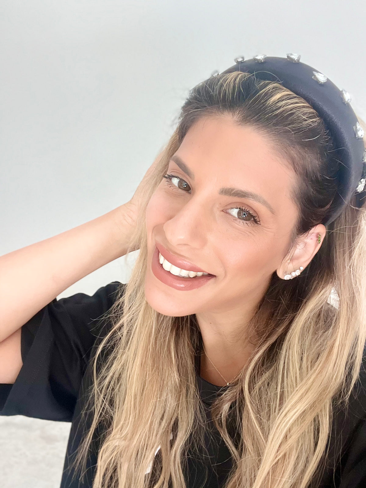 קשת זרקונים שחורה בעבודת יד