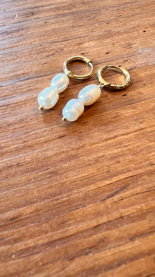 Gold earring combined with pearls