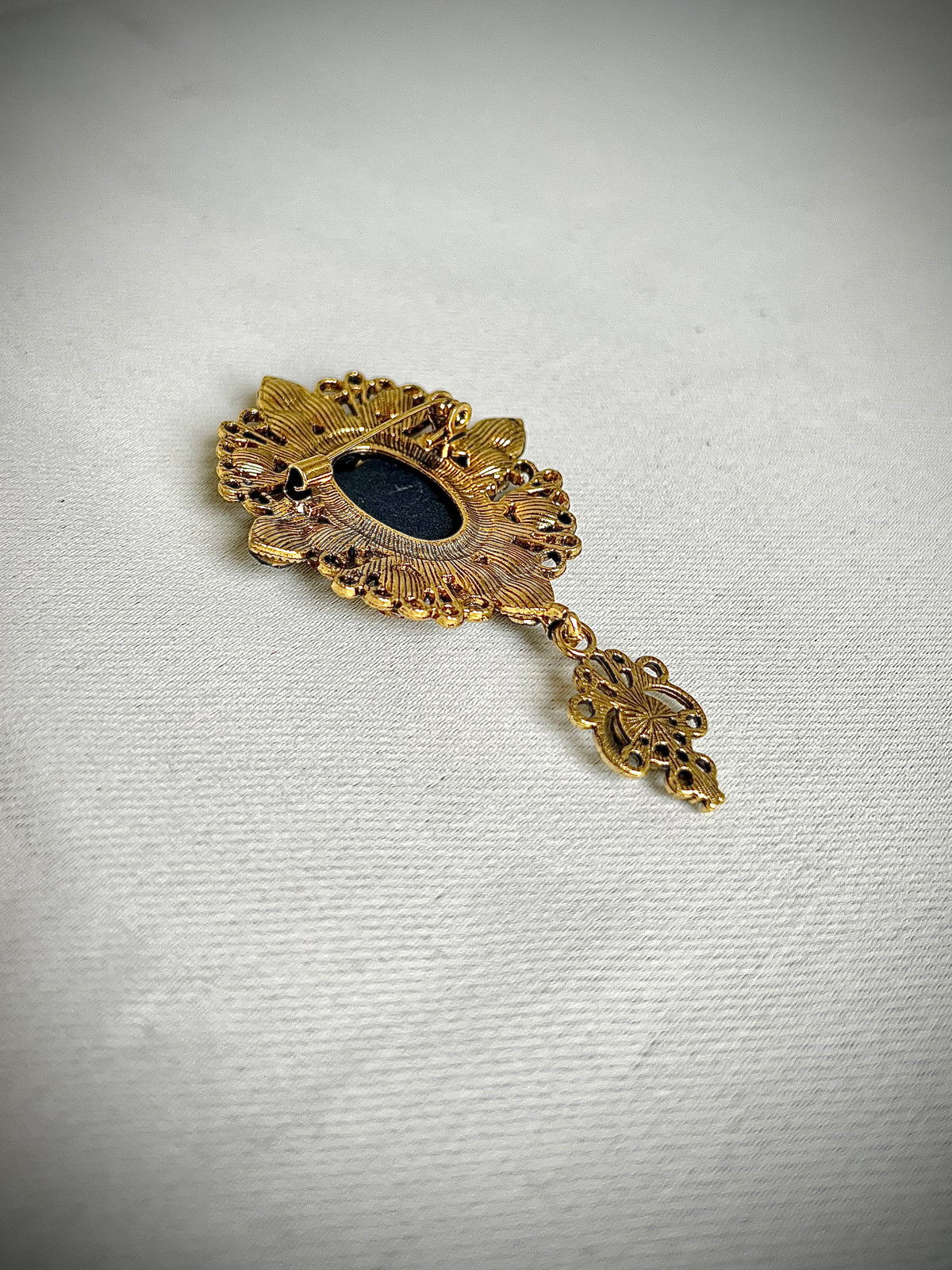 Woman's face retro pin