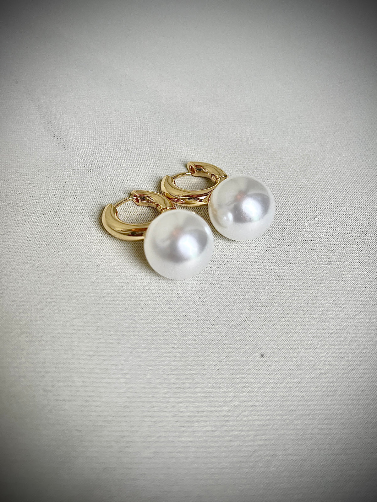 Pearl earrings in a retro design