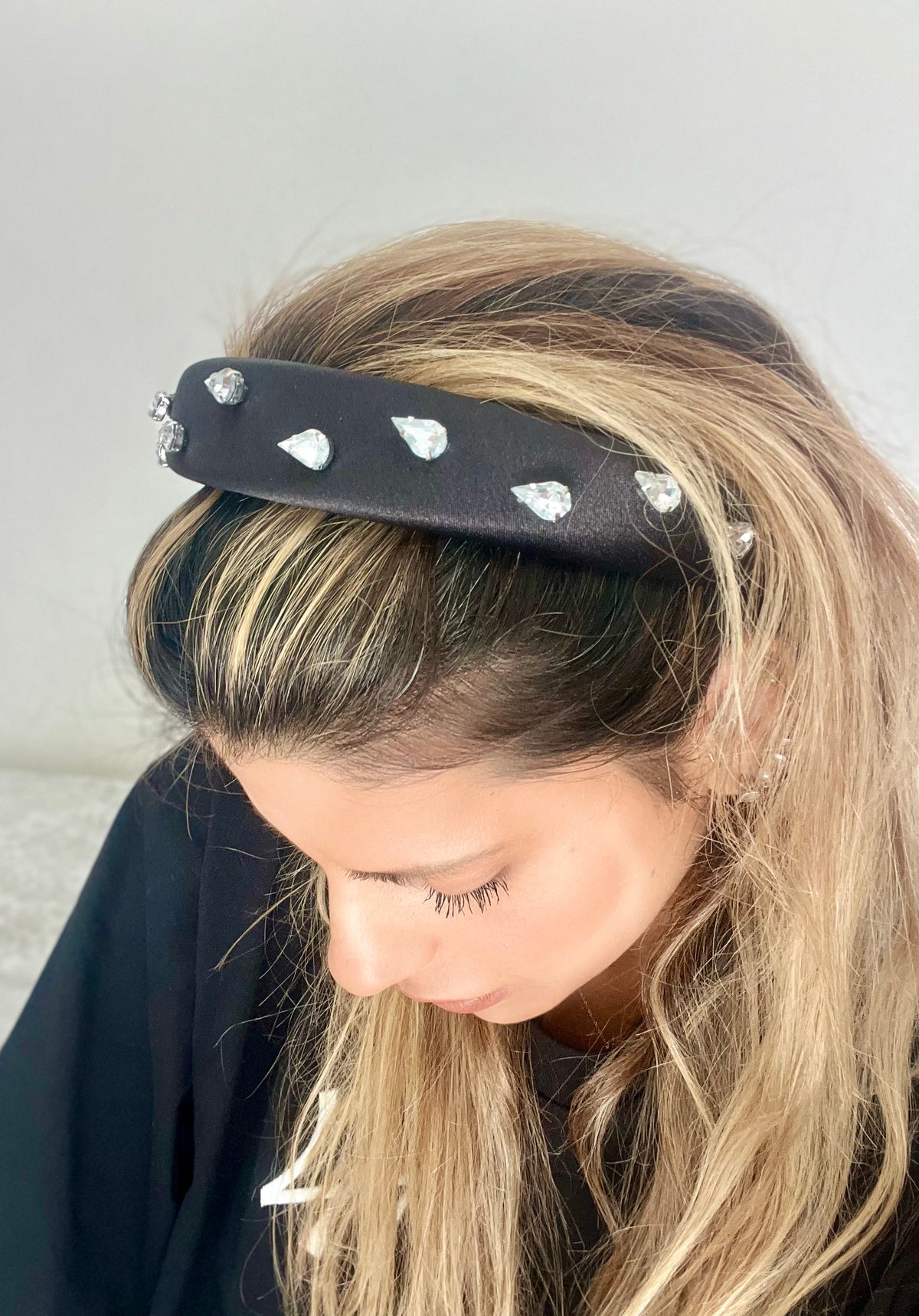 קשת זרקונים שחורה בעבודת יד
