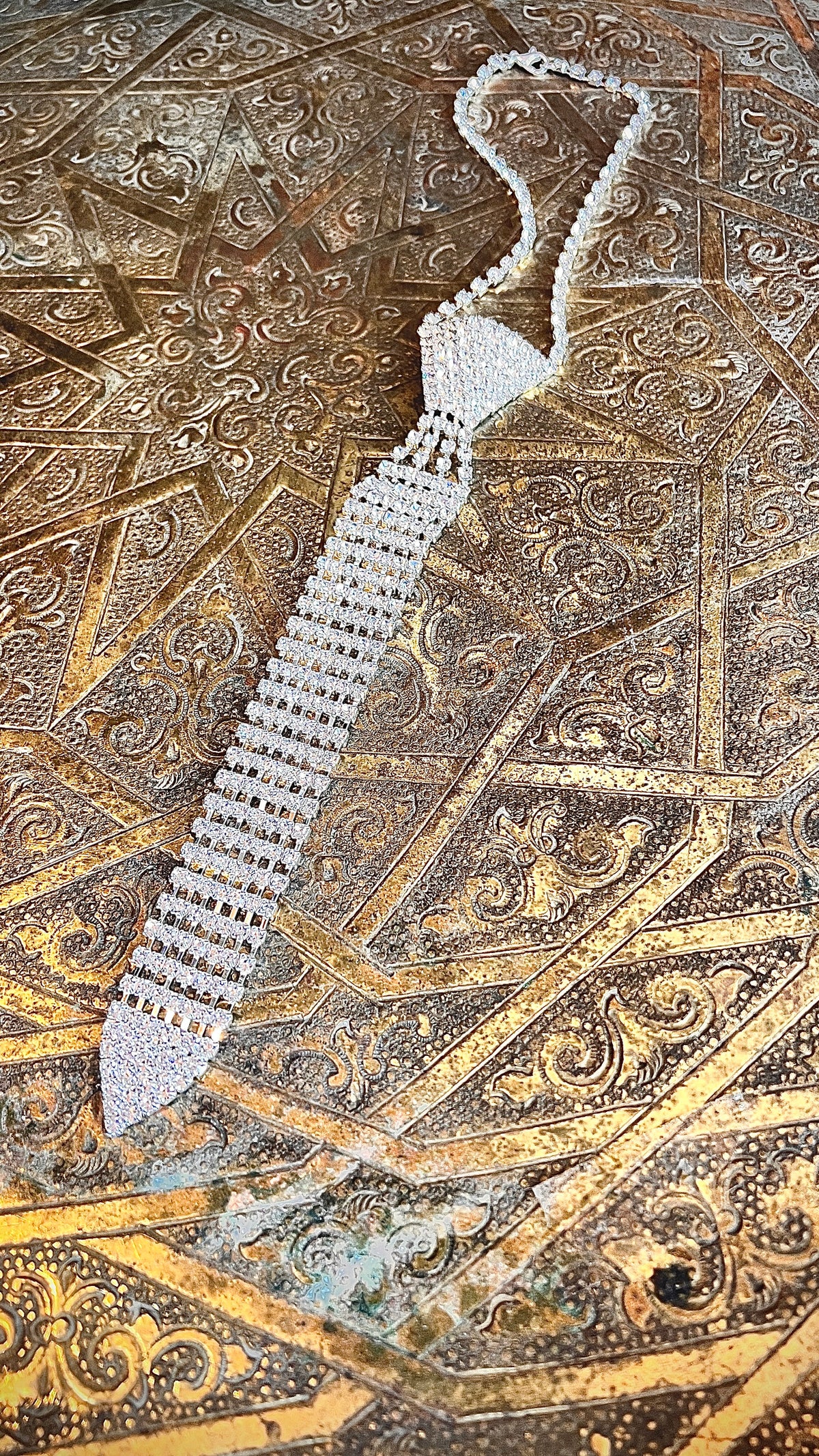 A chain tie made of stones