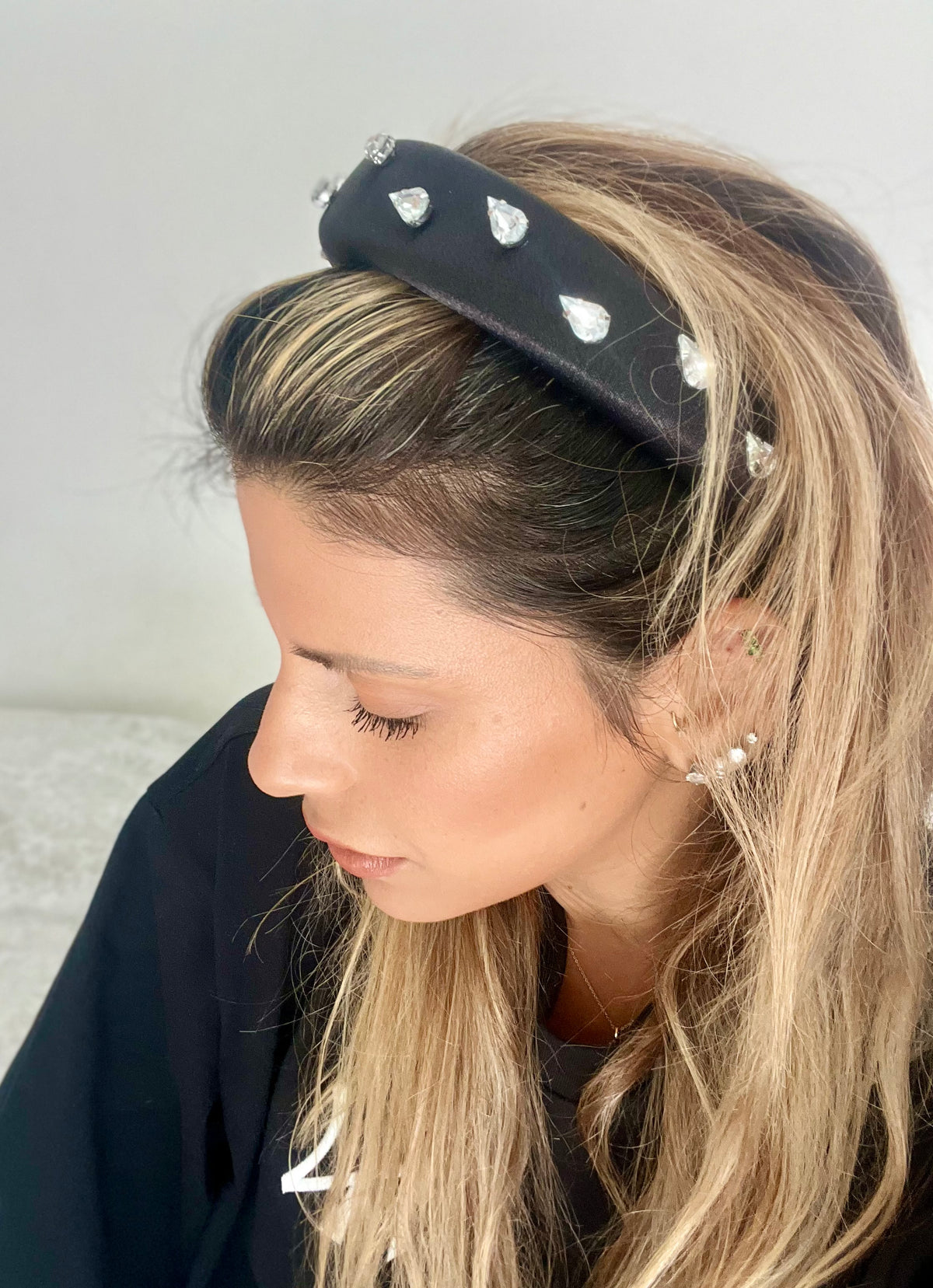 קשת זרקונים שחורה בעבודת יד