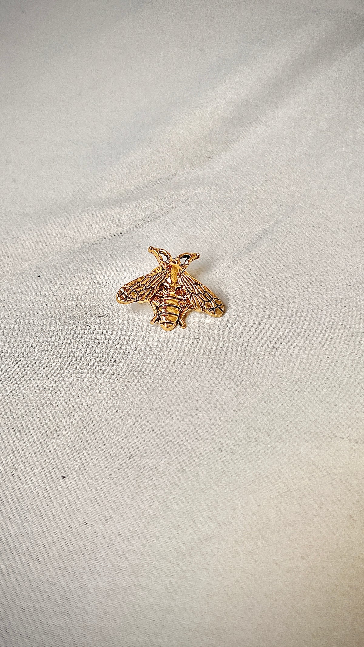 Retro gold bee pin