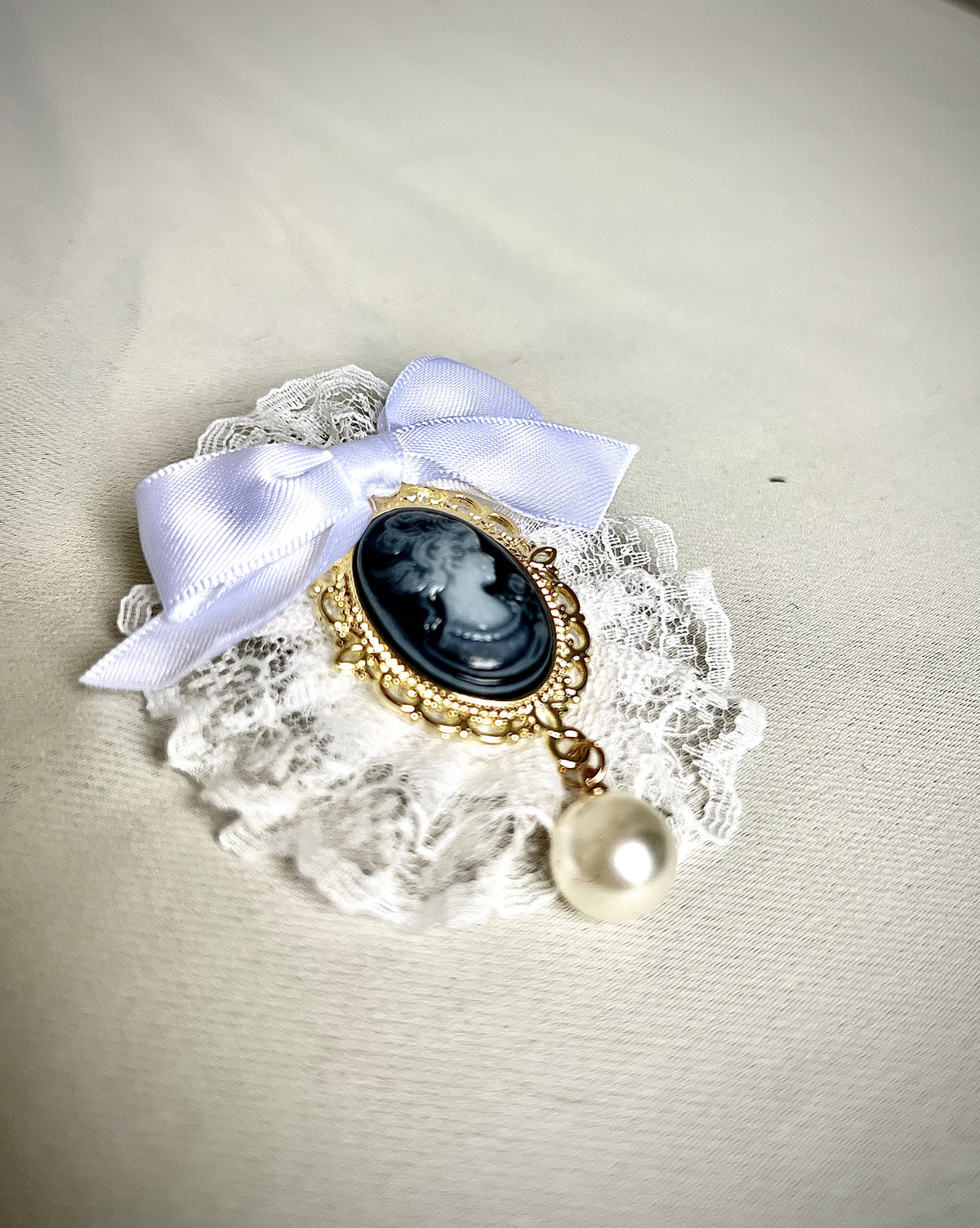 Bow tie pin for a retro design garment