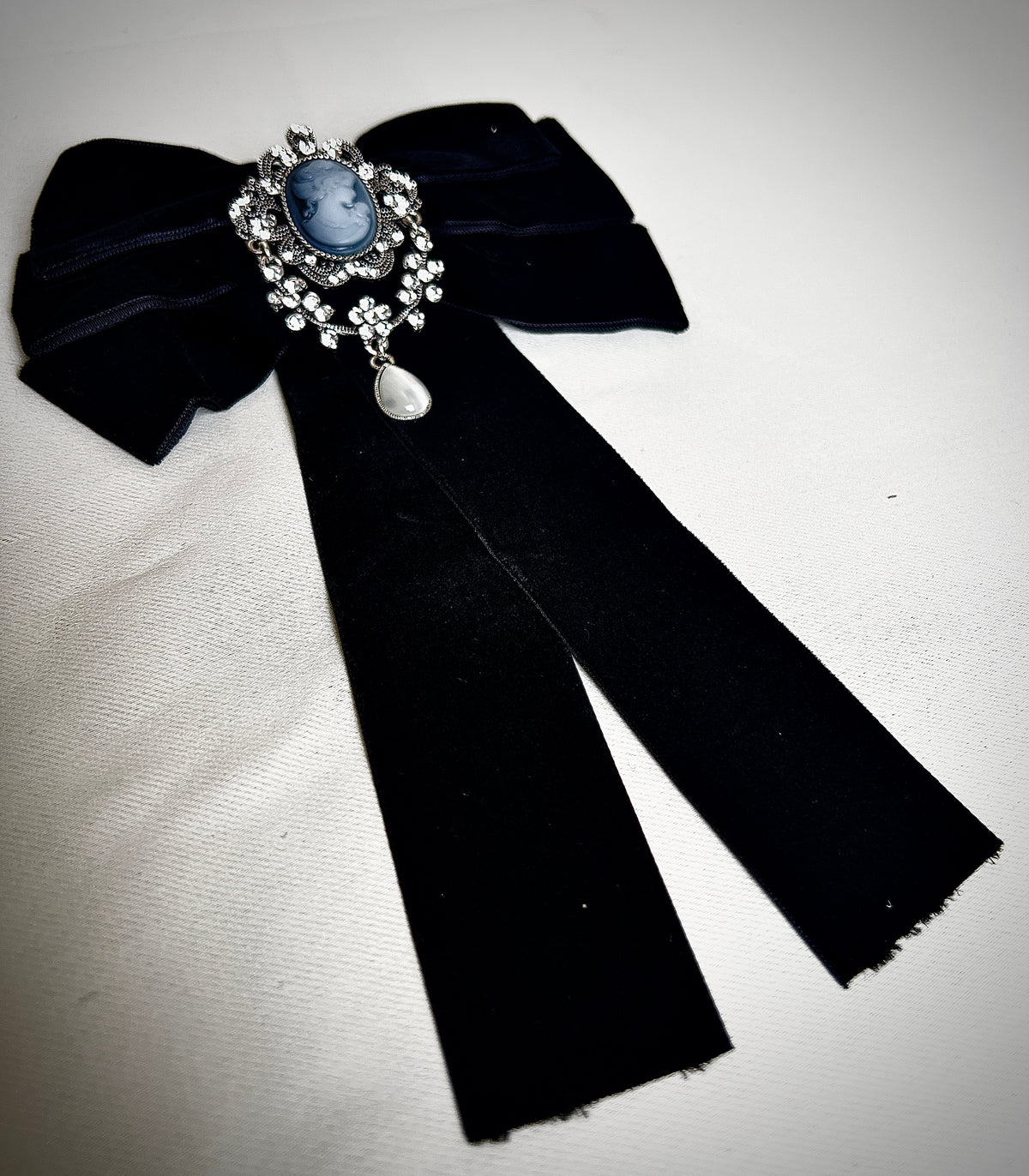Velvet hairpin in a retro design