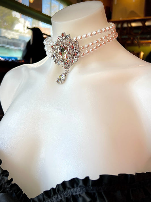 Choker pearl necklace