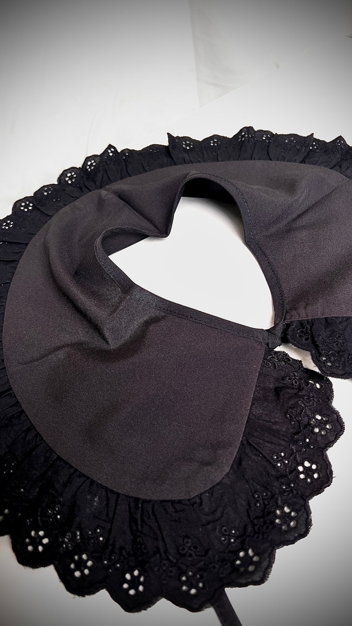 Black collar for a retro design garment
