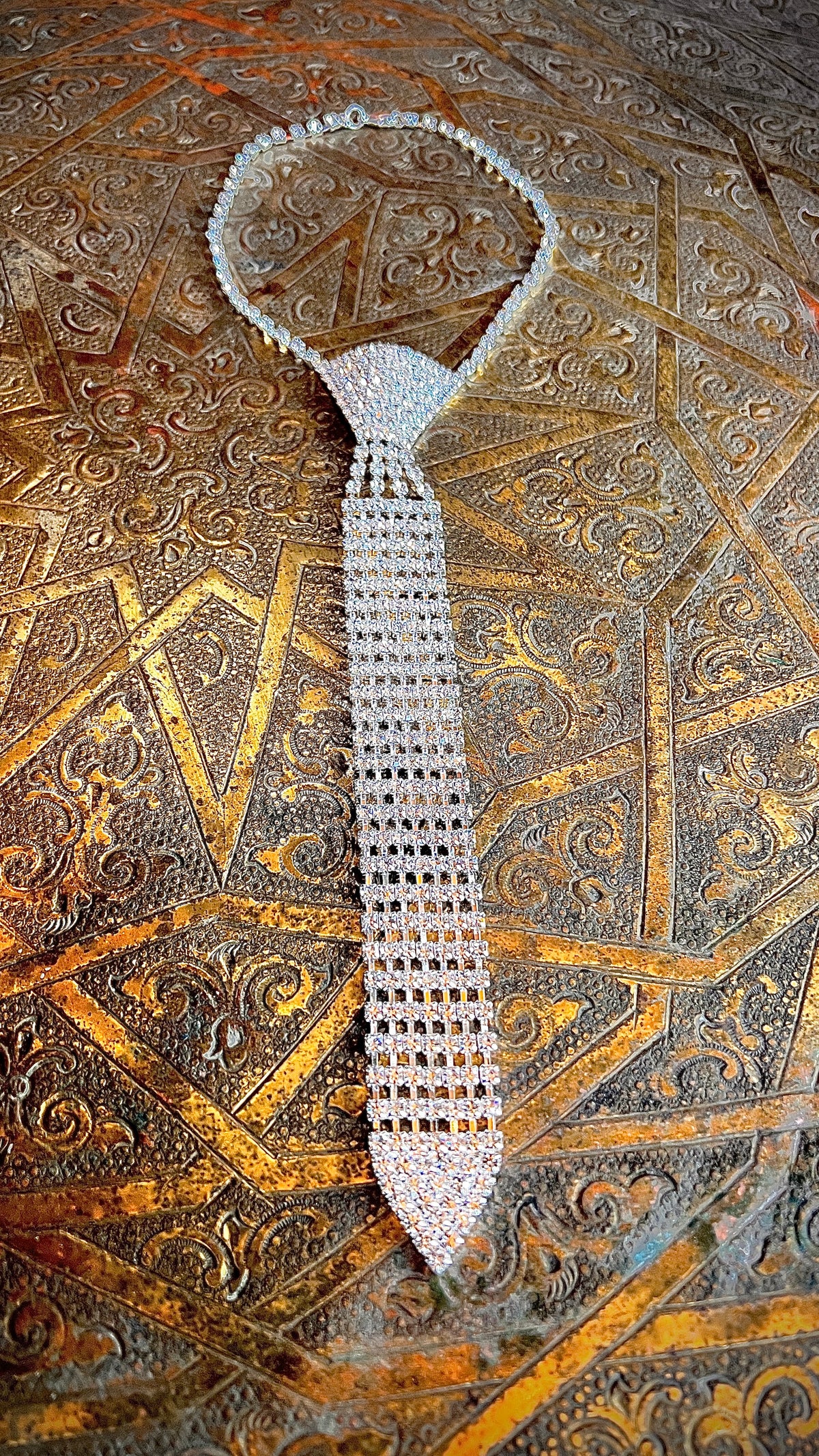 A chain tie made of stones