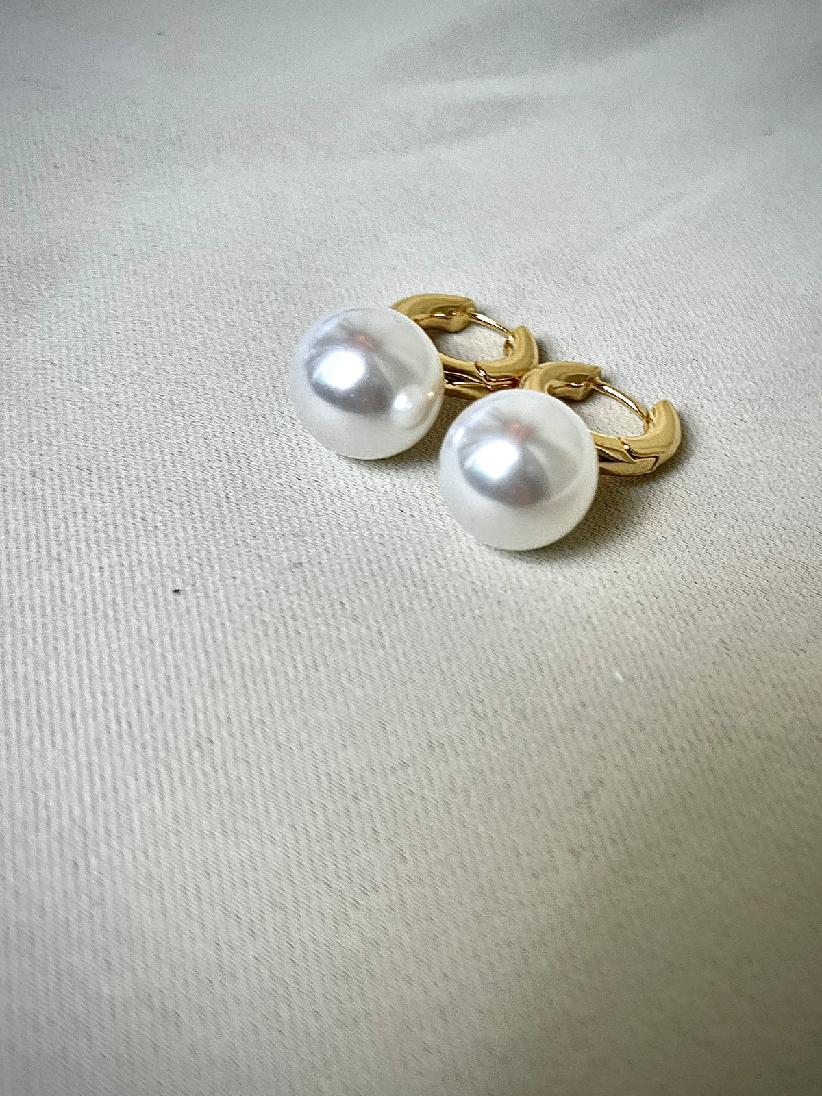 Pearl earrings in a retro design