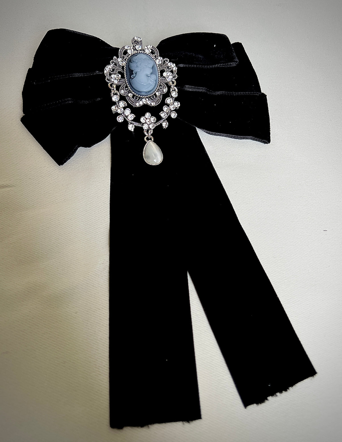 Velvet hairpin in a retro design