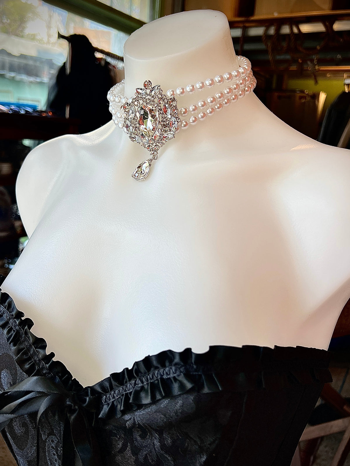 Choker pearl necklace