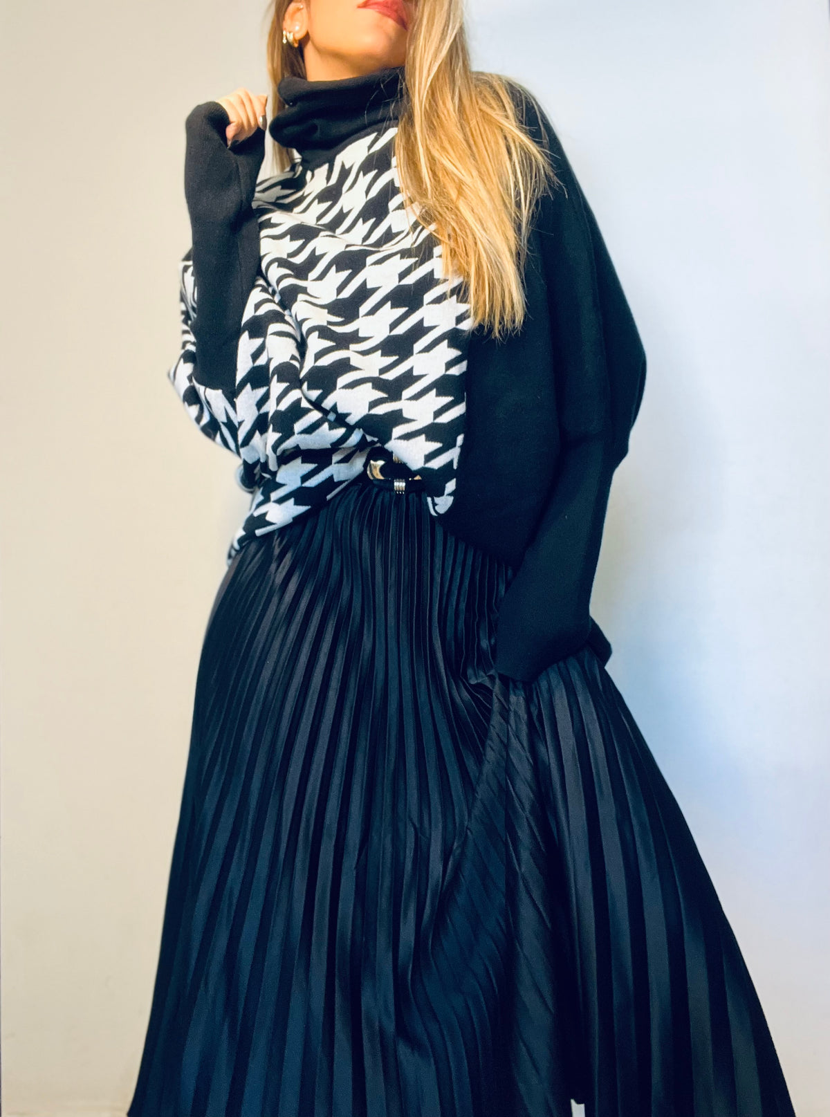 Retro black and white golf sweater