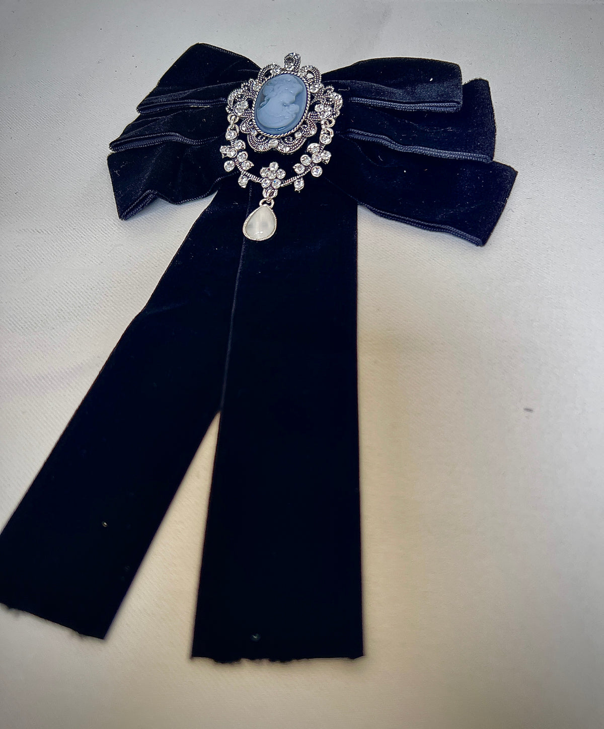 Velvet hairpin in a retro design