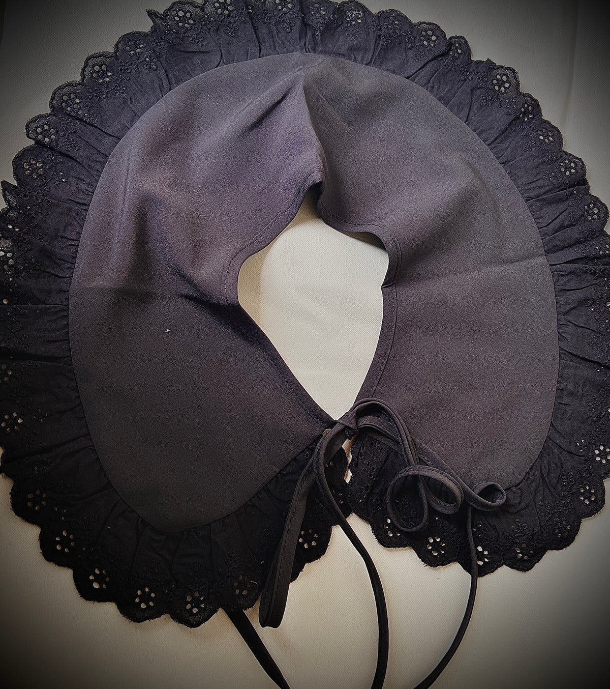Black collar for a retro design garment