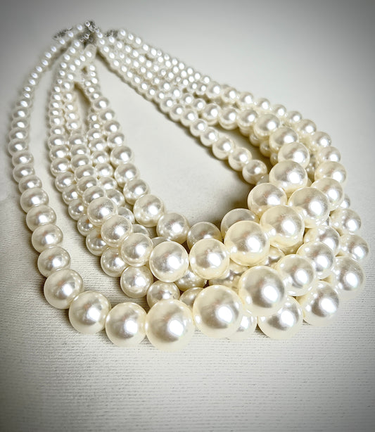 Handmade pearl necklace in a retro design