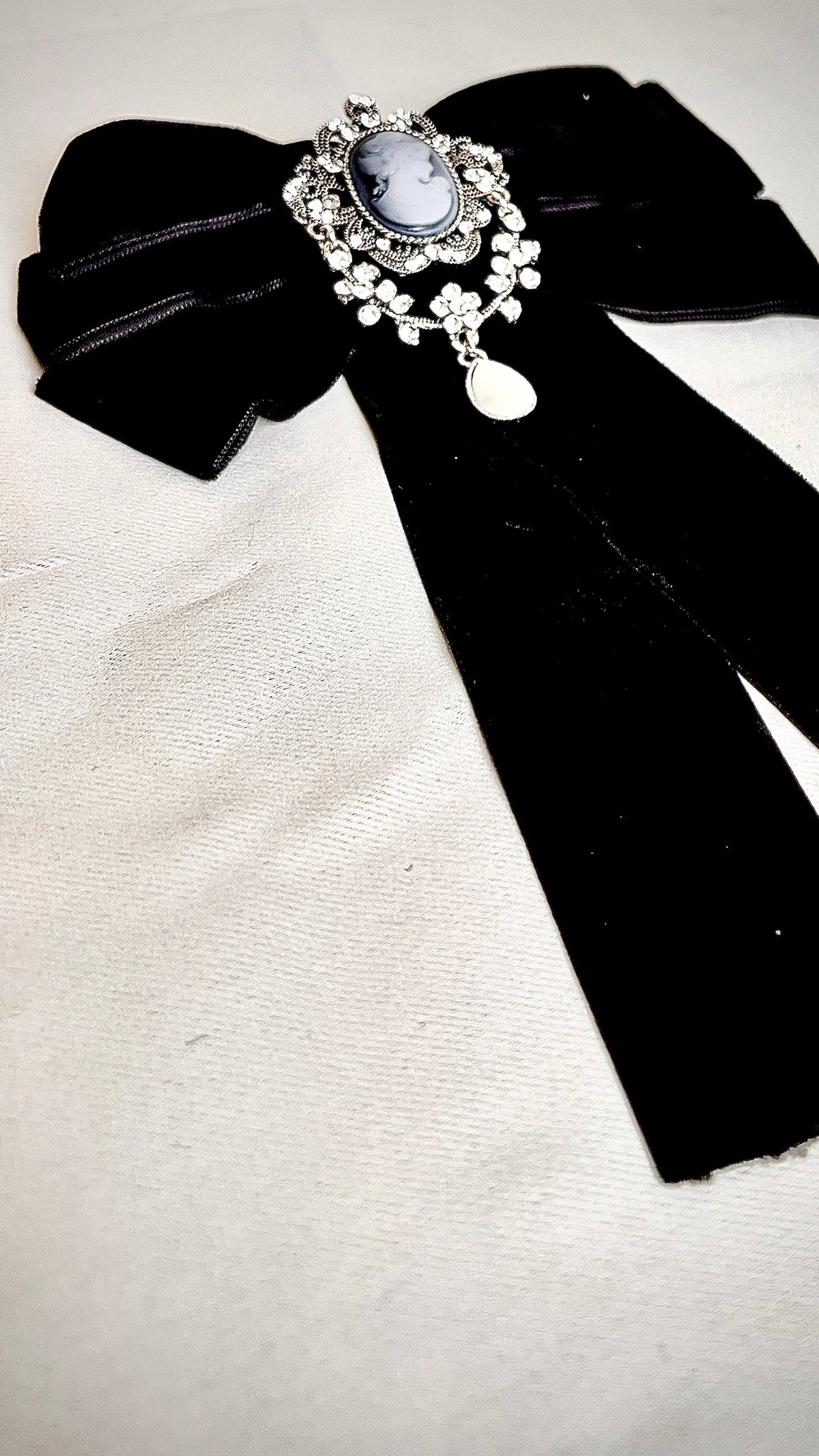 Velvet hairpin in a retro design