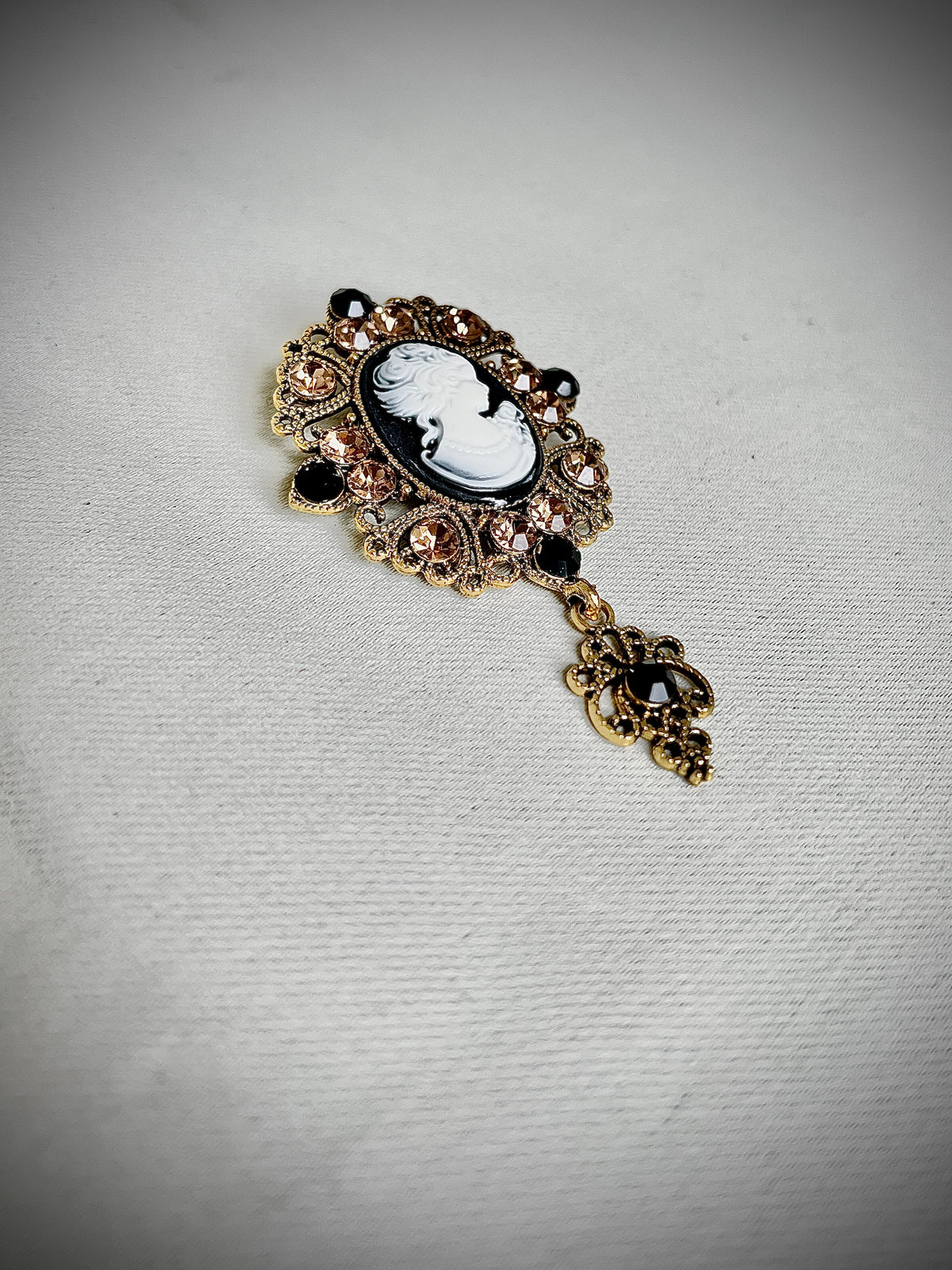 Woman's face retro pin