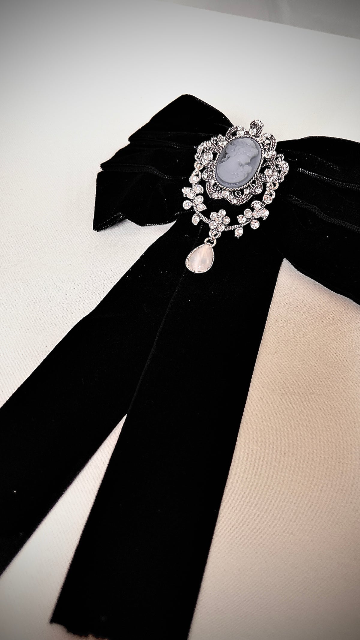 Velvet hairpin in a retro design