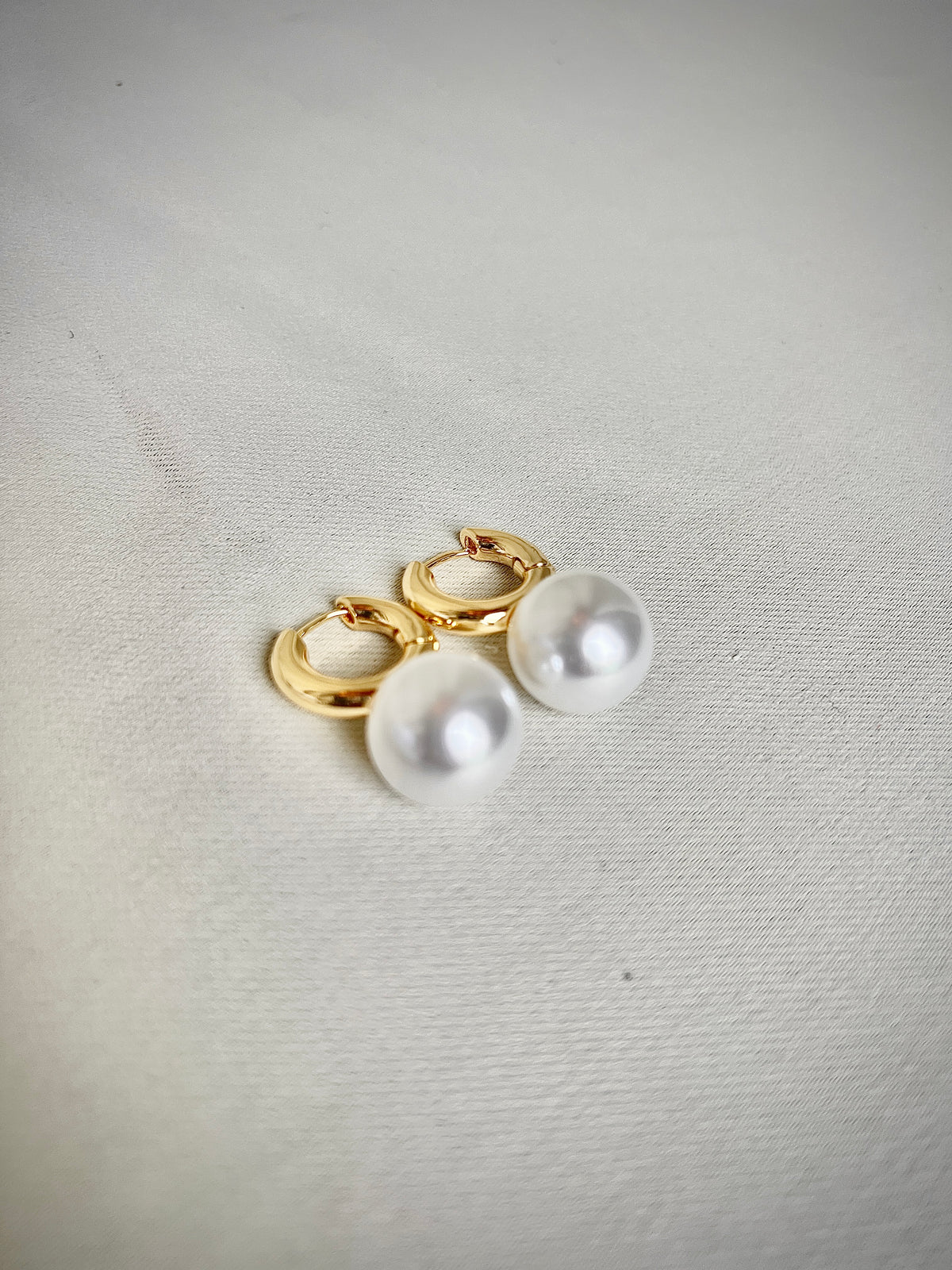 Pearl earrings in a retro design
