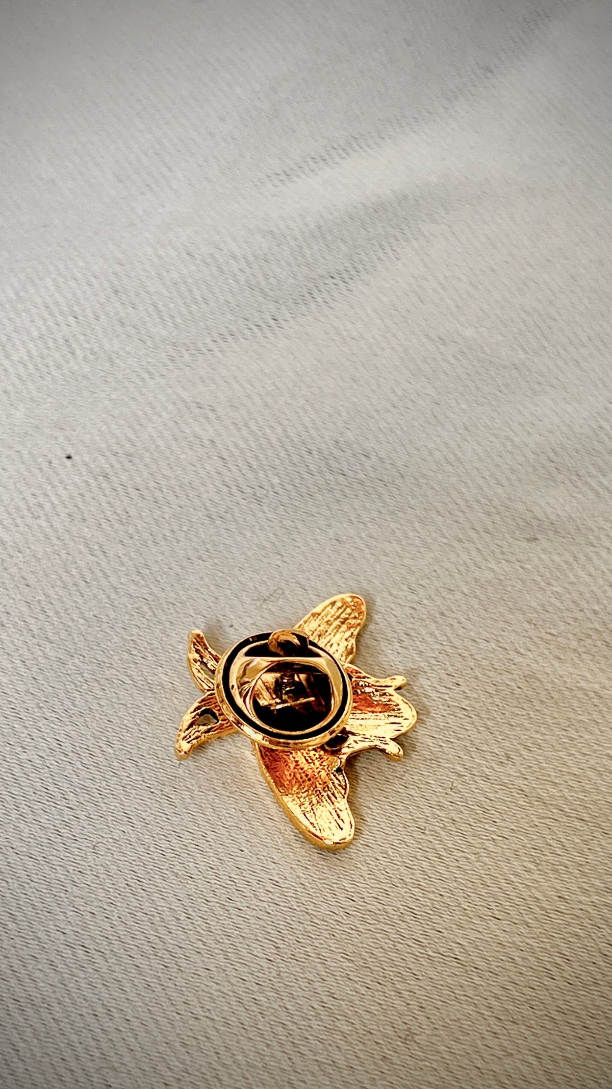 Retro gold bee pin