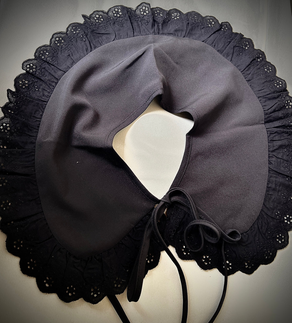 Black collar for a retro design garment
