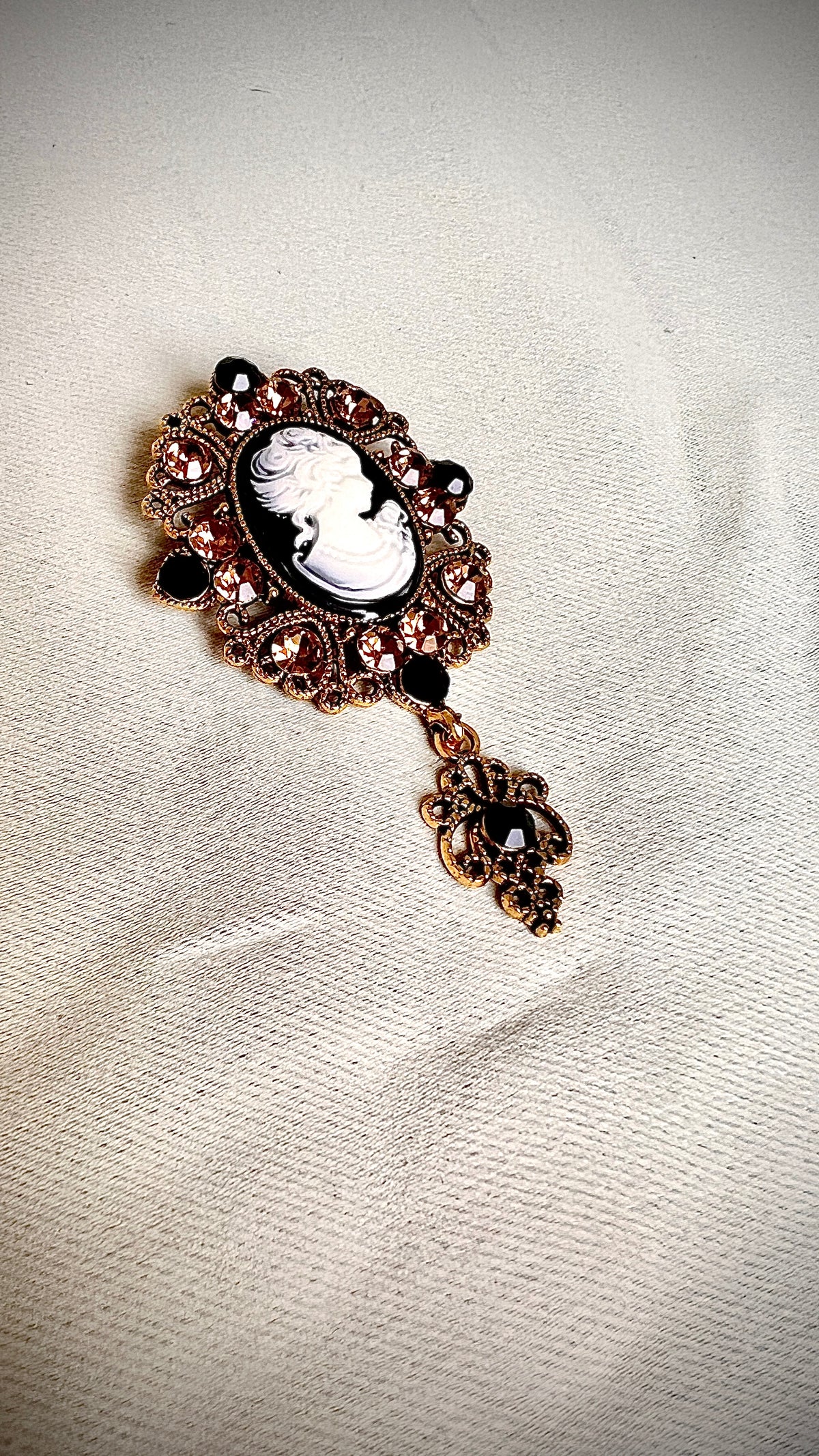 Woman's face retro pin